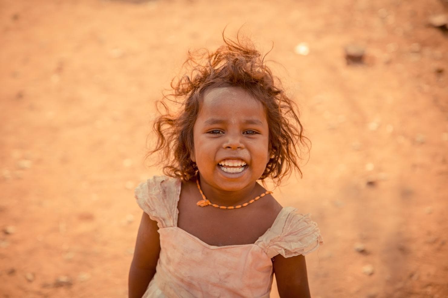 Enfant souriant accompagné par l'ONG ZAHA à Madagascar